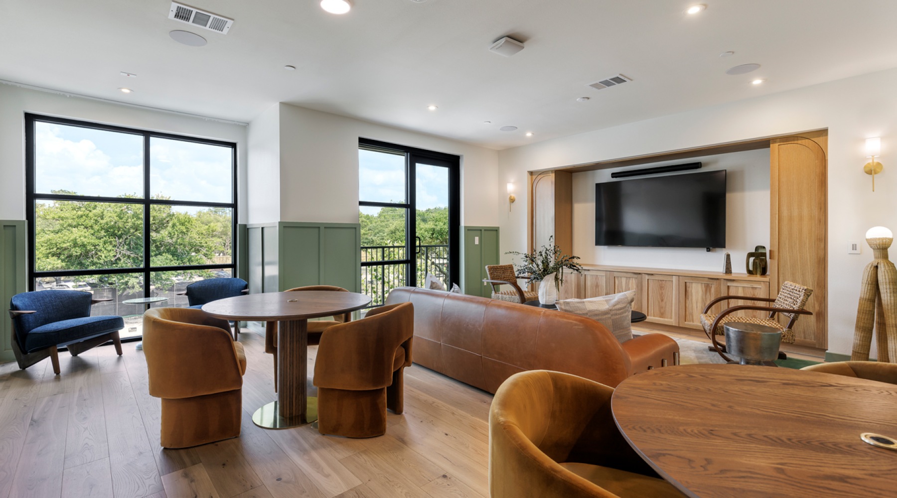Take advantage of all Windsor Commons has to offer Co-working lounge at Windsor Commons apartments in Windsor Park, Austin, TX